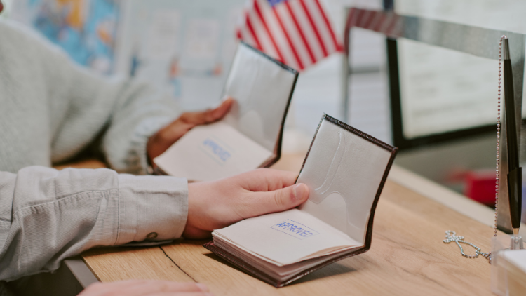 Visa cho người Mỹ vào Việt Nam được phân thành nhiều loại như visa du lịch, visa công tác, visa thăm thân hoặc visa đầu tư